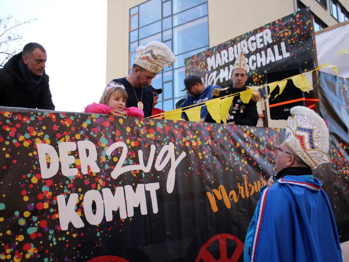 Wagen mit der Aufschrift „Der Zug kommt“ beim Rosenmontagszug 2023 in Marburg